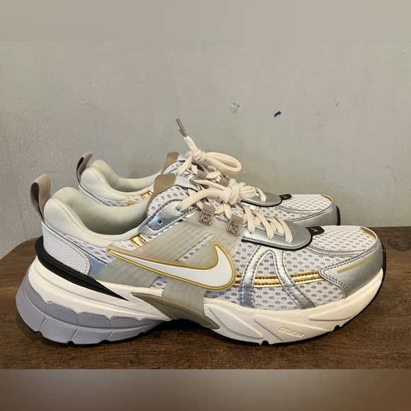 Nike V2K Run
Khaki Metallic Silver (Women's) - Picture 5 of 8